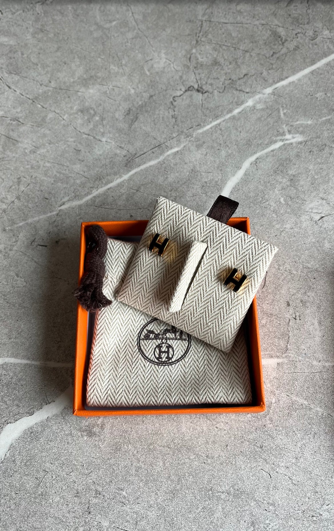 ポップHピアス/ノワール/イエローゴールド金具 #996